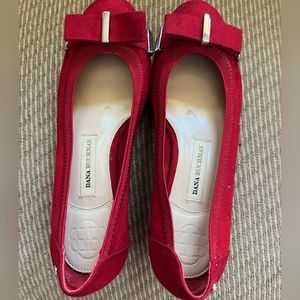 Red Dana Buchman shoes with bow accents size 6